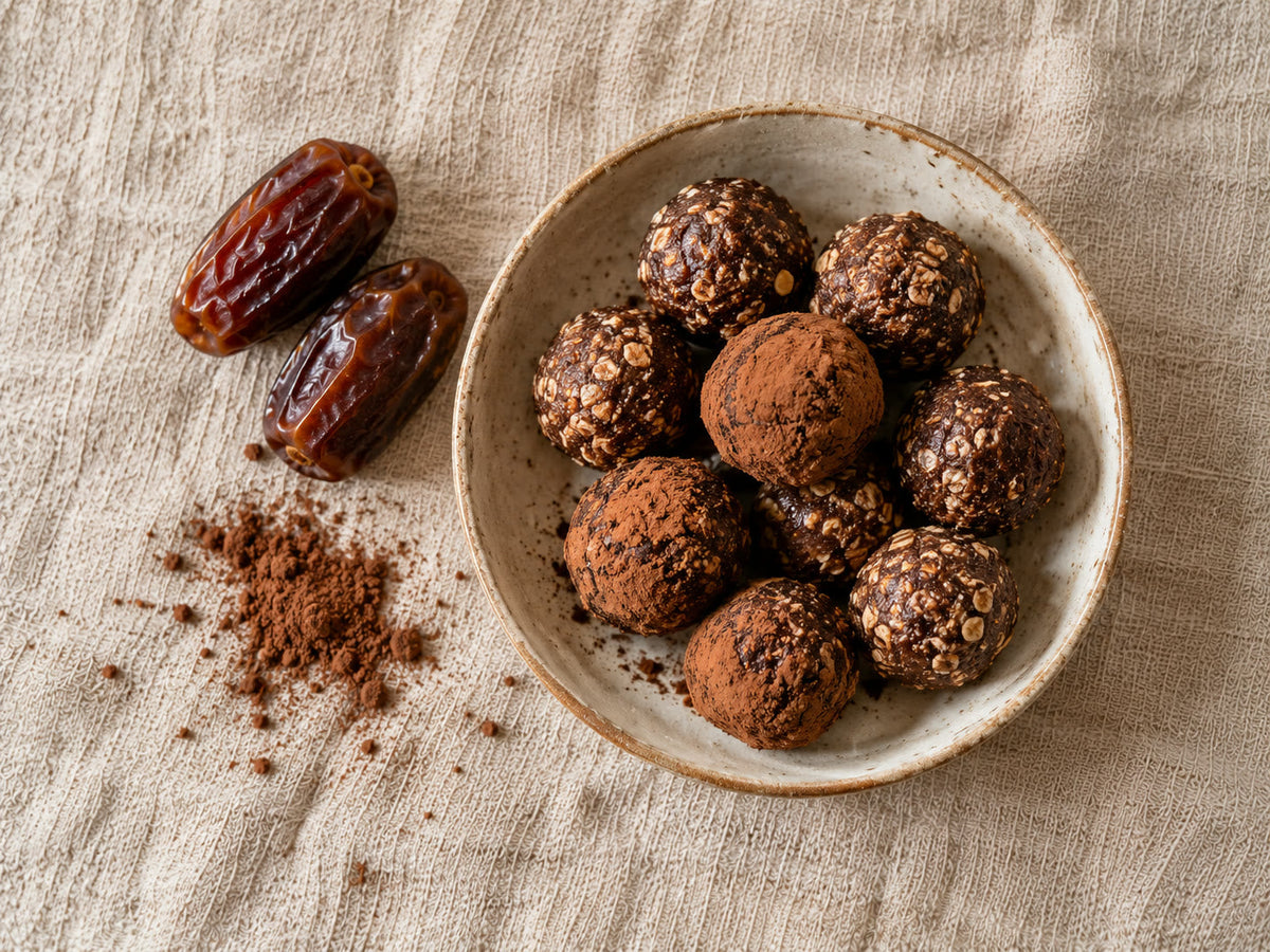 Choco energy bites van pulp in een schaaltje, met dadels