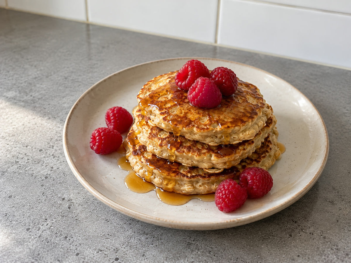 Een stapel pannenkoekjes van pulp met frambozen en ahornsiroop
